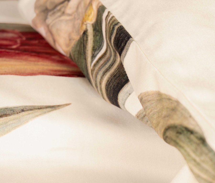 Nahaufnahme der ESSENZA Satin-Bettwäsche »Tosca« mit Blumenmuster.