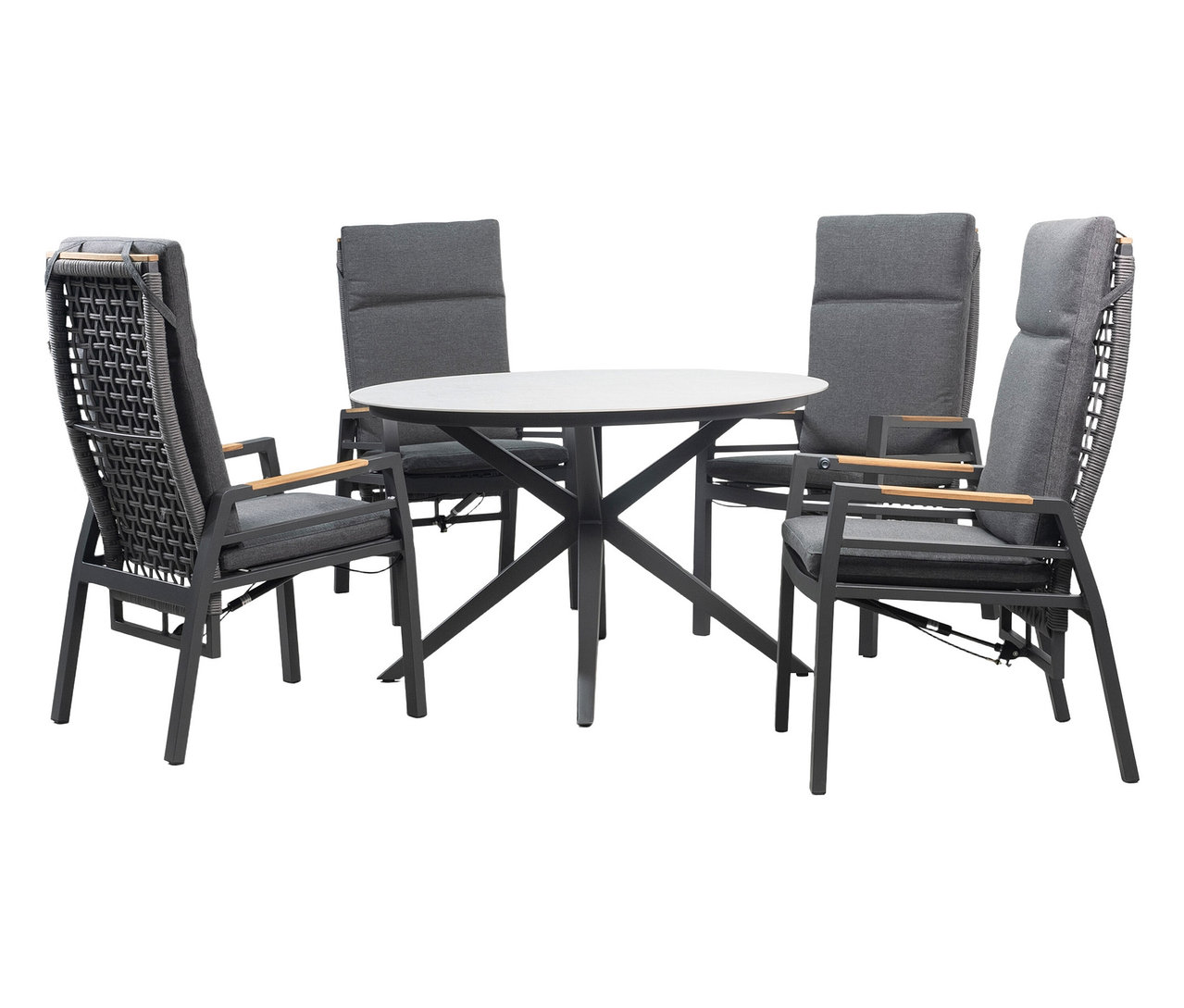 Vier graue Stühle stehen um einen hellgrauen deVries Tisch, Ø ca. 120 cm.