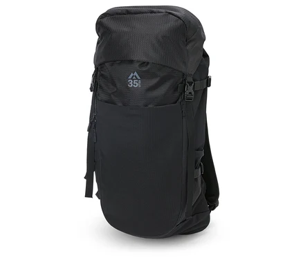 Schwarzer Wander-Rucksack, 35 l, stehend auf einem weißen Hintergrund.