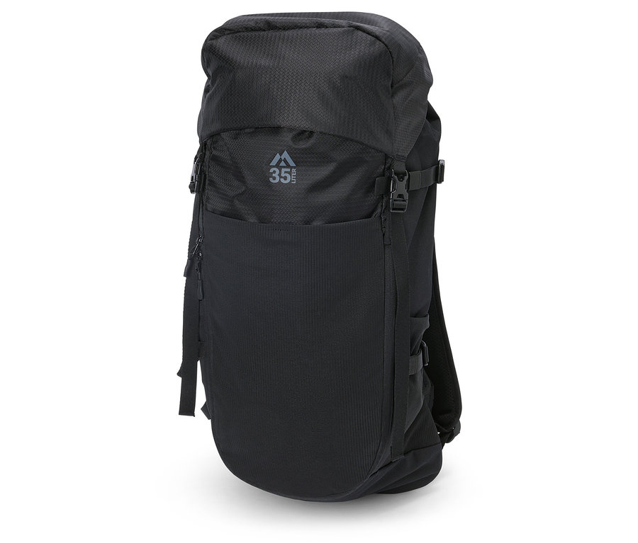Schwarzer Wander-Rucksack, 35 l, stehend auf einem weißen Hintergrund.