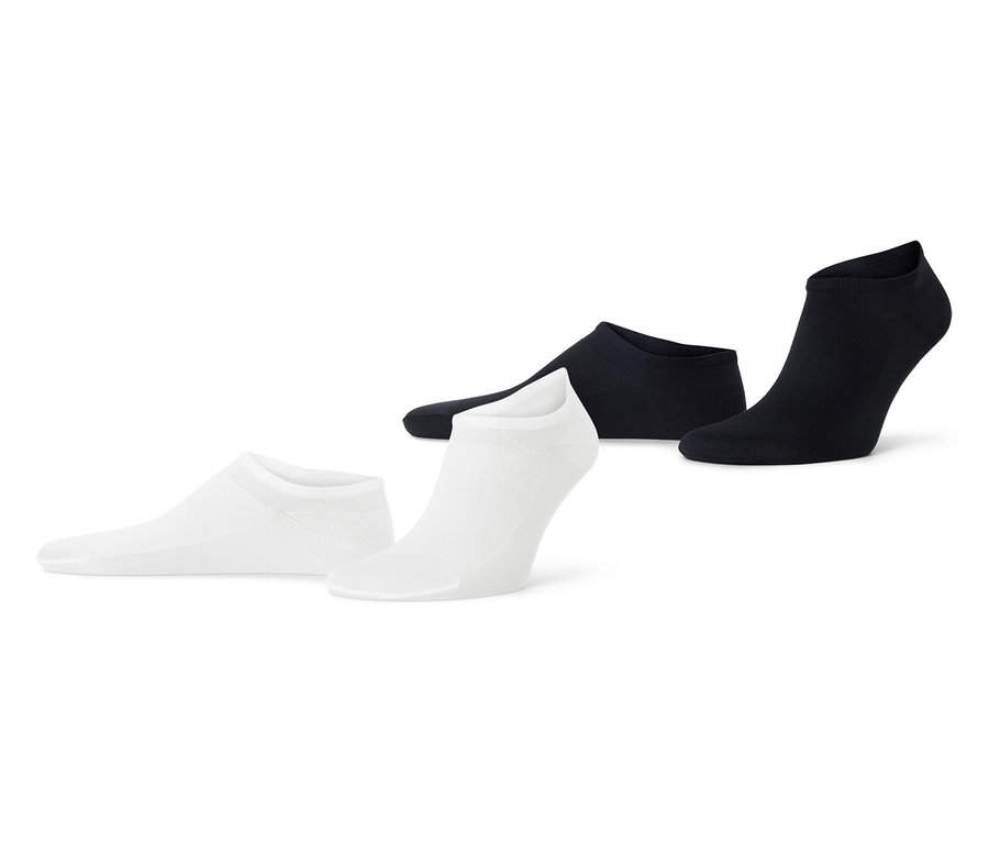 Zwei Paar extrafeine Sneaker-Söckchen in Schwarz und Weiß liegen auf weißem Grund.