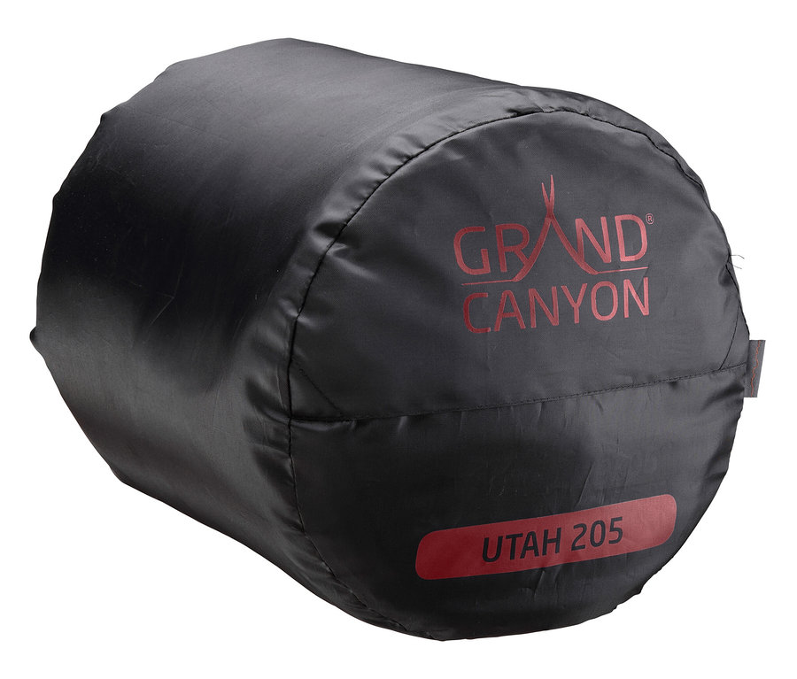 Der Grand Canyon Schlafsack »Utah 205« ist in einer schwarzen Hülle verpackt, die mit roter Schrift versehen ist.