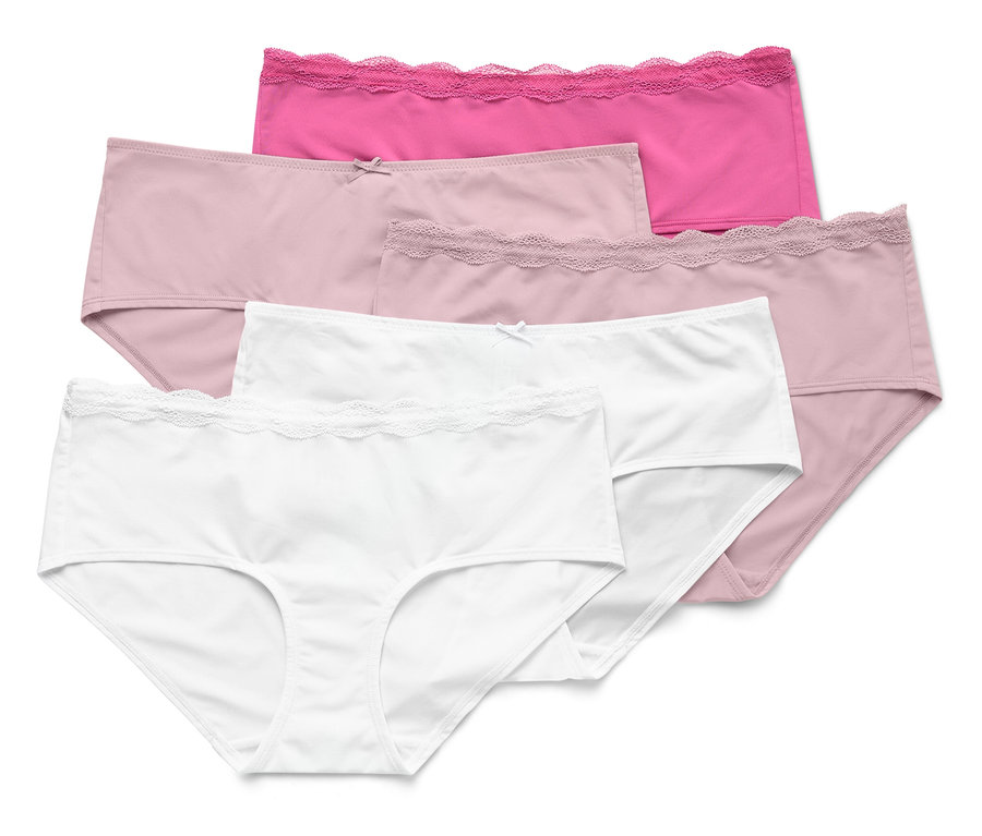 Fünf Baumwollslips in Weiß, Rosa und Pink liegen übereinander.