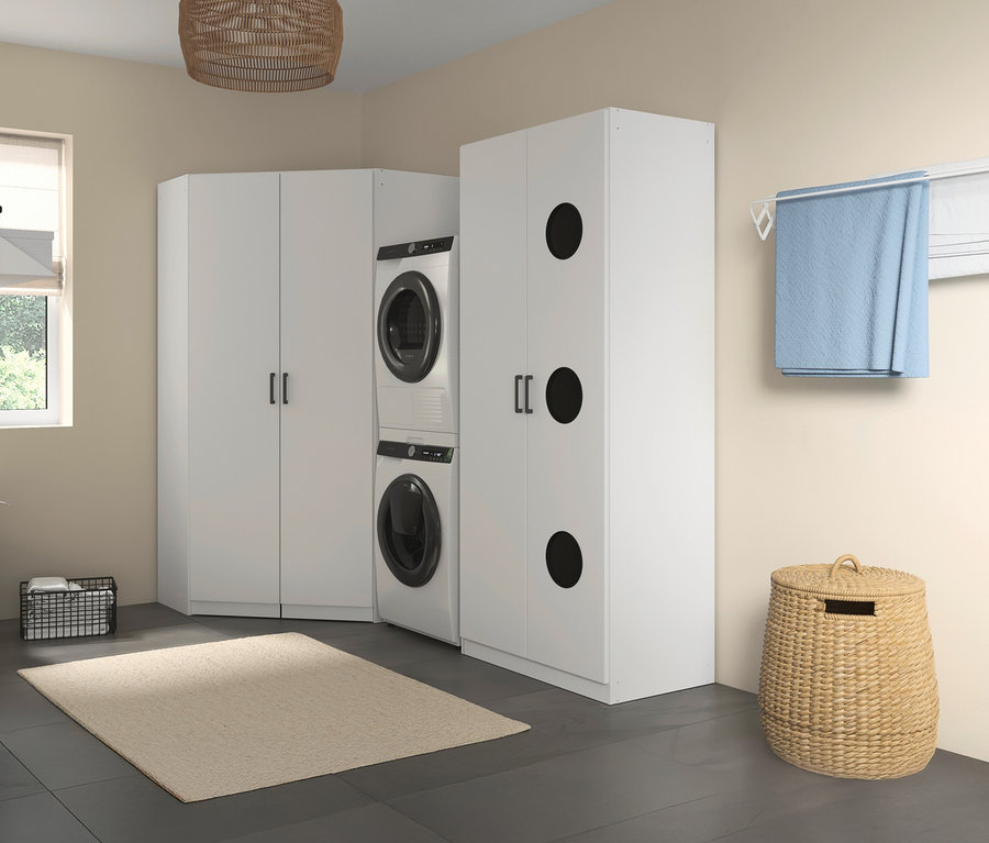 Waschküche mit Waschmaschine, Trockner, rauch Wäscheschrank »Allrounder«, 2-türiger Wäscheeinwurf- und Eckschrank und Wäschekorb.