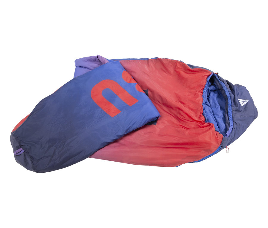 Der geöffnete, rot-blaue Tambu Mumienschlafsack »SANGU 600« liegt auf dem Boden.