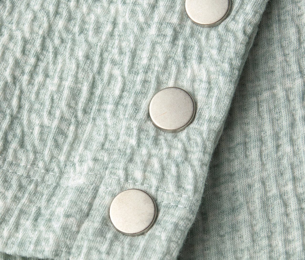 Nahaufnahme eines Street One Shirts mit Struktur und silbernen Knöpfen.