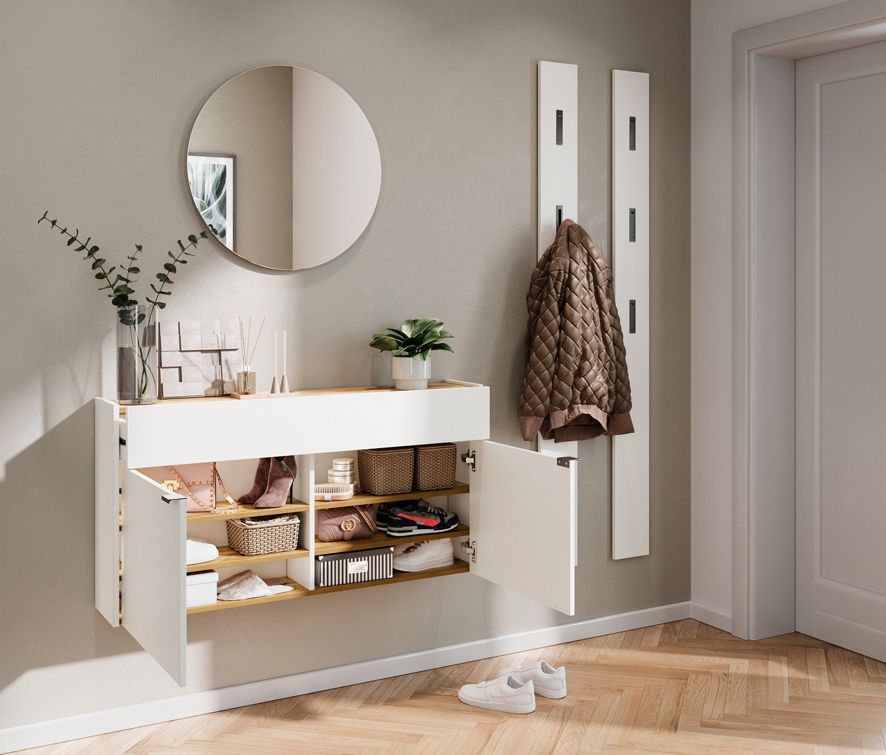 An der Wand montierter, offener Mehrzweckschrank »Ameca« breit, weiß mit Schuhen und Accessoires darauf und daneben.