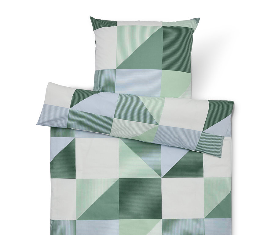 Bettwäsche-Set mit geometrischem Muster in Grün-, Blau- und Weißtönen, bestehend aus einem Kissenbezug, einem Bettbezug und einem zusätzlichen Kissenbezug.