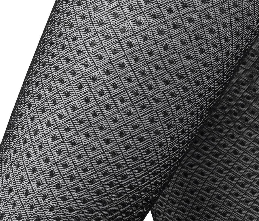 Detailaufnahme einer schwarzen Feinstrumpfhose mit geometrischem Muster.