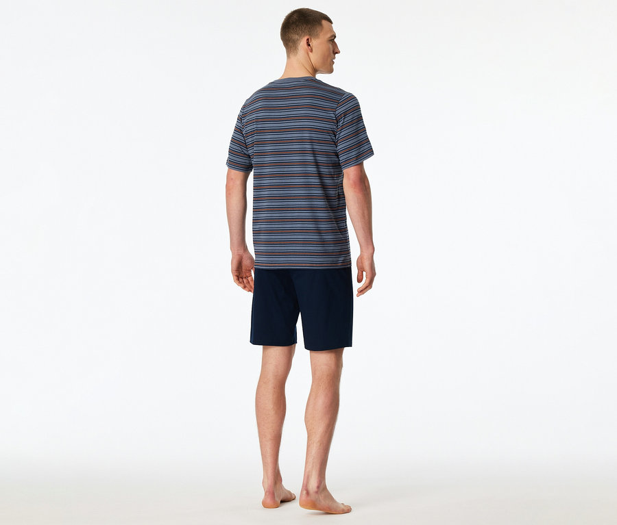 Mann von hinten, trägt gestreiftes T-Shirt und blaue Shorts.