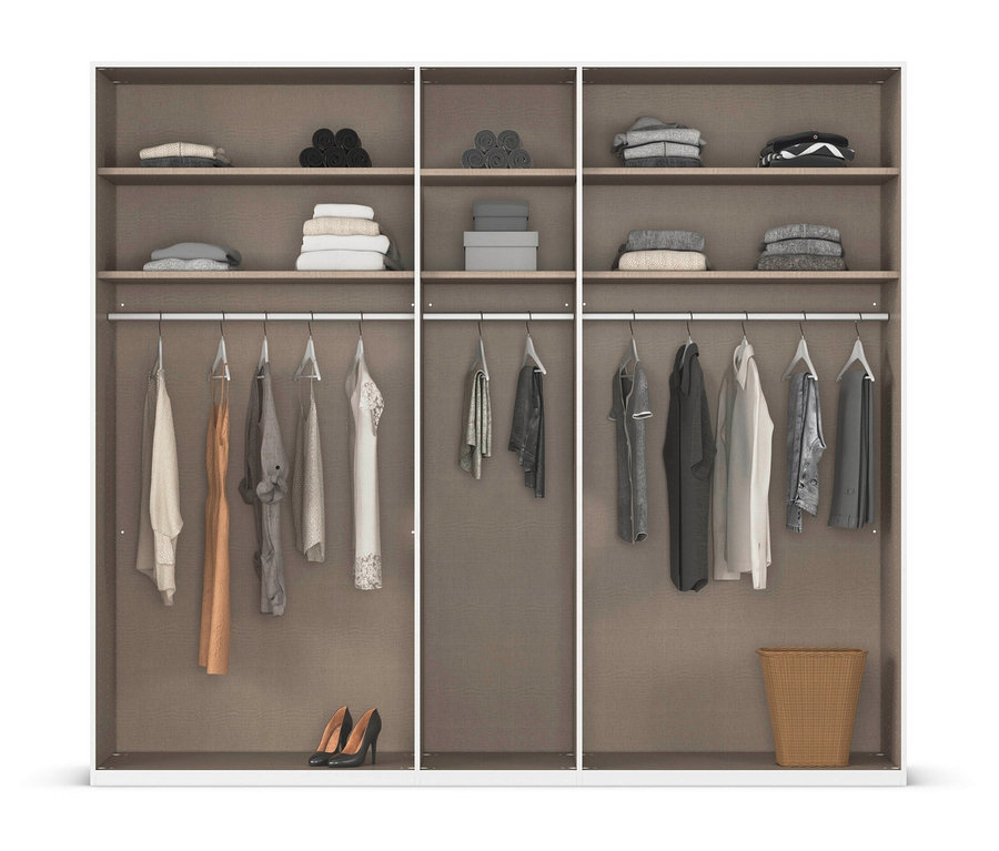 Offener Kleiderschrank mit Regalen, Kleidung an Kleiderbügeln, einem Korb und Schuhen.