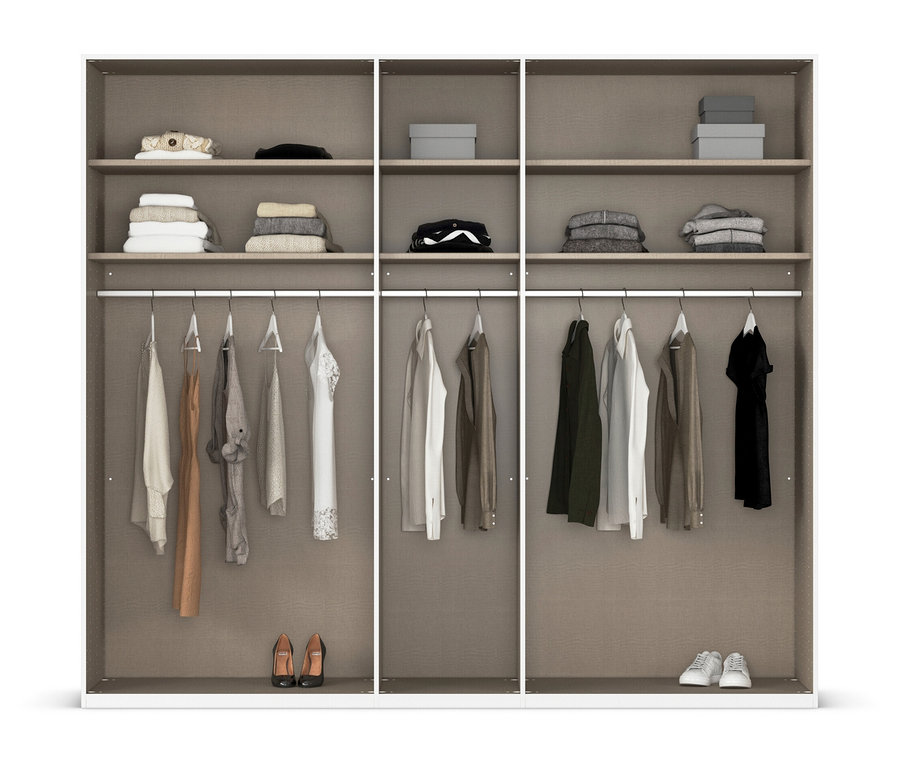 Offener Kleiderschrank mit Regalen, Kleidung an Kleiderbügeln und Schuhen auf dem Boden.