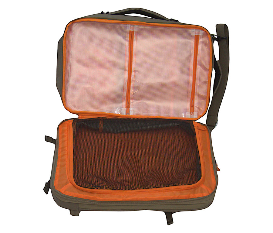 Geöffneter, olivgrüner Tambu Outdoor-Rucksack »JATRI 30« mit orangefarbenen Akzenten, Innenraum mit Netz und durchsichtigen Fächern.