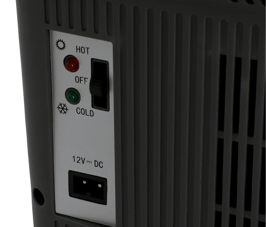 Nahaufnahme der AEG Bordbar »BK16« mit Bedienelementen: ein Schalter für Heiß, Aus, Kalt, rote und grüne Anzeigen sowie ein 12V DC Anschluss.