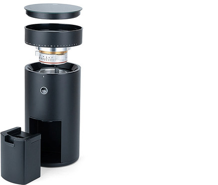 Eine Wilfa-Kaffeemühle mit abgenommener Auffangschale, Deckel und Behälter. Die Mühle ist schwarz und zylinderförmig.