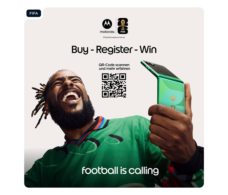 Mann im grünen Trikot hält ein grünes Motorola moto g17 LTE. QR-Code zum Scannen.