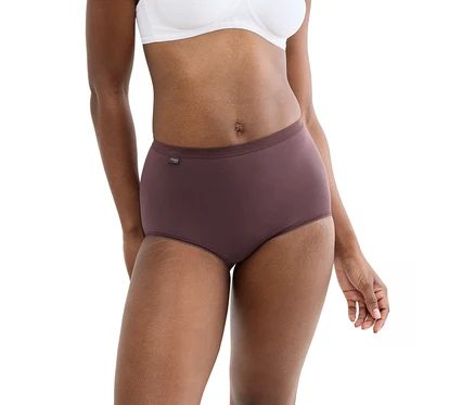 Eine dunkelhäutige Person trägt einen weißen BH und dunkelviolette High-Waist-Slips vor weißem Hintergrund.