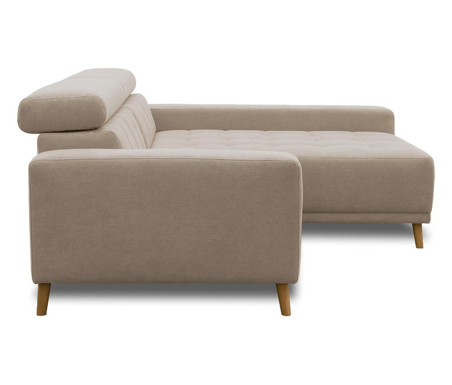 Beiges L-förmiges Sofa mit Holzbeinen, einer gesteppten Sitzfläche und einer verstellbaren Kopfstütze, von der Seite vor weißem Hintergrund.