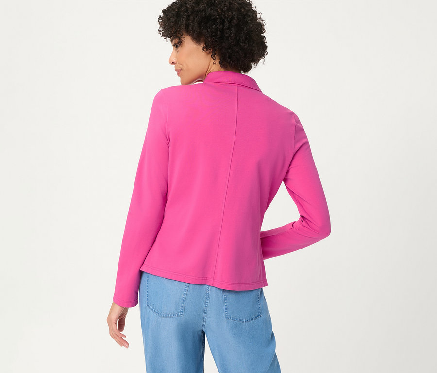 Frau von hinten, trägt eine pinke Olsen Jerseyjacke und hellblaue Hose.
