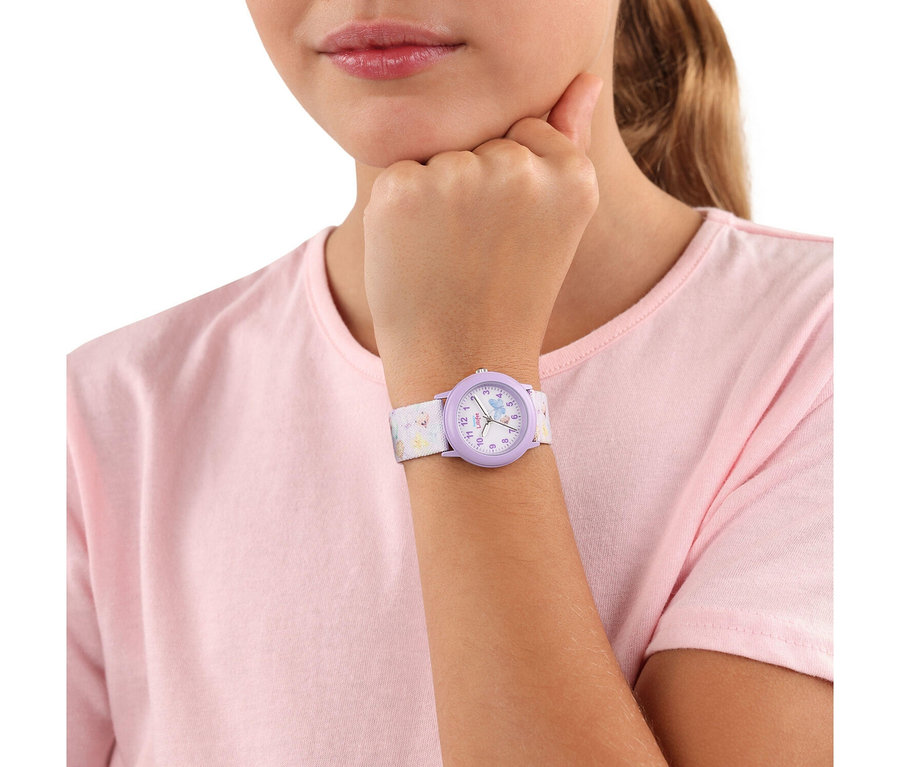 Nahaufnahme einer Person in einem hellrosa T-Shirt, die ihr Kinn auf die Hand stützt. Am linken Handgelenk trägt sie eine hellviolette Uhr mit weißem Zifferblatt, schwarzen Zahlen und einem bunten Einhorn-Motiv. Das Uhrenarmband ist weiß mit einem dezenten, farbigen Muster.