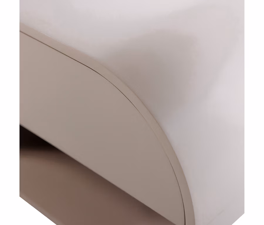 Nahaufnahme einer gekrümmten Oberfläche, oben hellbeige und unten dunkelbeige, mit einer subtilen Naht.