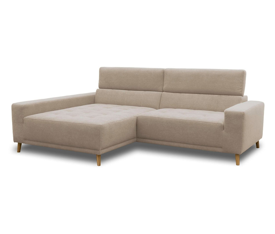 Beiges Ecksofa mit Recamiere auf der linken Seite und Holzfüßen. Die Sitzfläche ist gesteppt und die Rückenlehnen sind verstellbar.