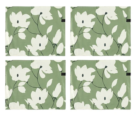 Vier hellgrüne Tischsets mit weißem Blumenmuster, in einem 2x2-Raster angeordnet.