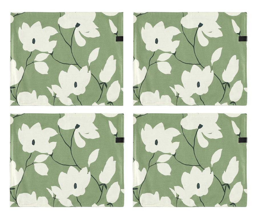 Vier hellgrüne Tischsets mit weißem Blumenmuster, in einem 2x2-Raster angeordnet.