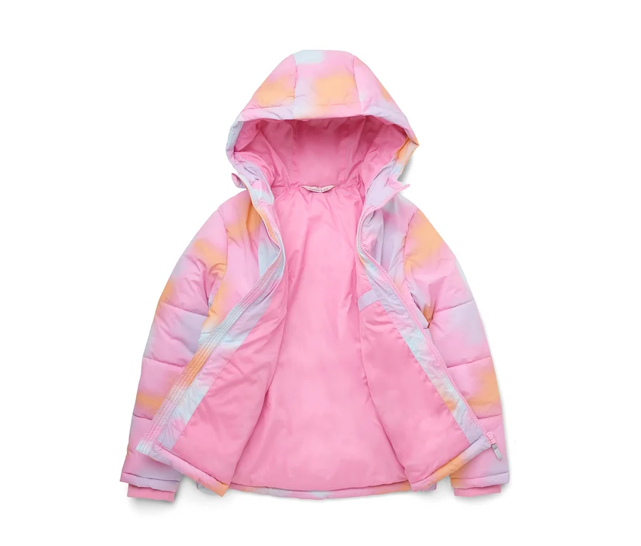Rosa Pufferjacke mit pastellfarbenem Batikmuster in Orange, Blau und Lila, mit Kapuze und offenem Reißverschluss, der ein einfarbiges rosa Futter zeigt.