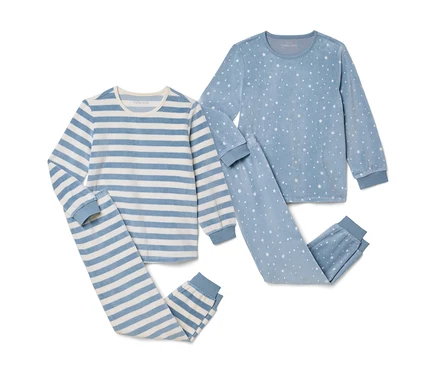 Zwei blaue Kinder-Nicki-Pyjamas. Einer ist blau-weiß gestreift, der andere hellblau mit weißen Sternen.