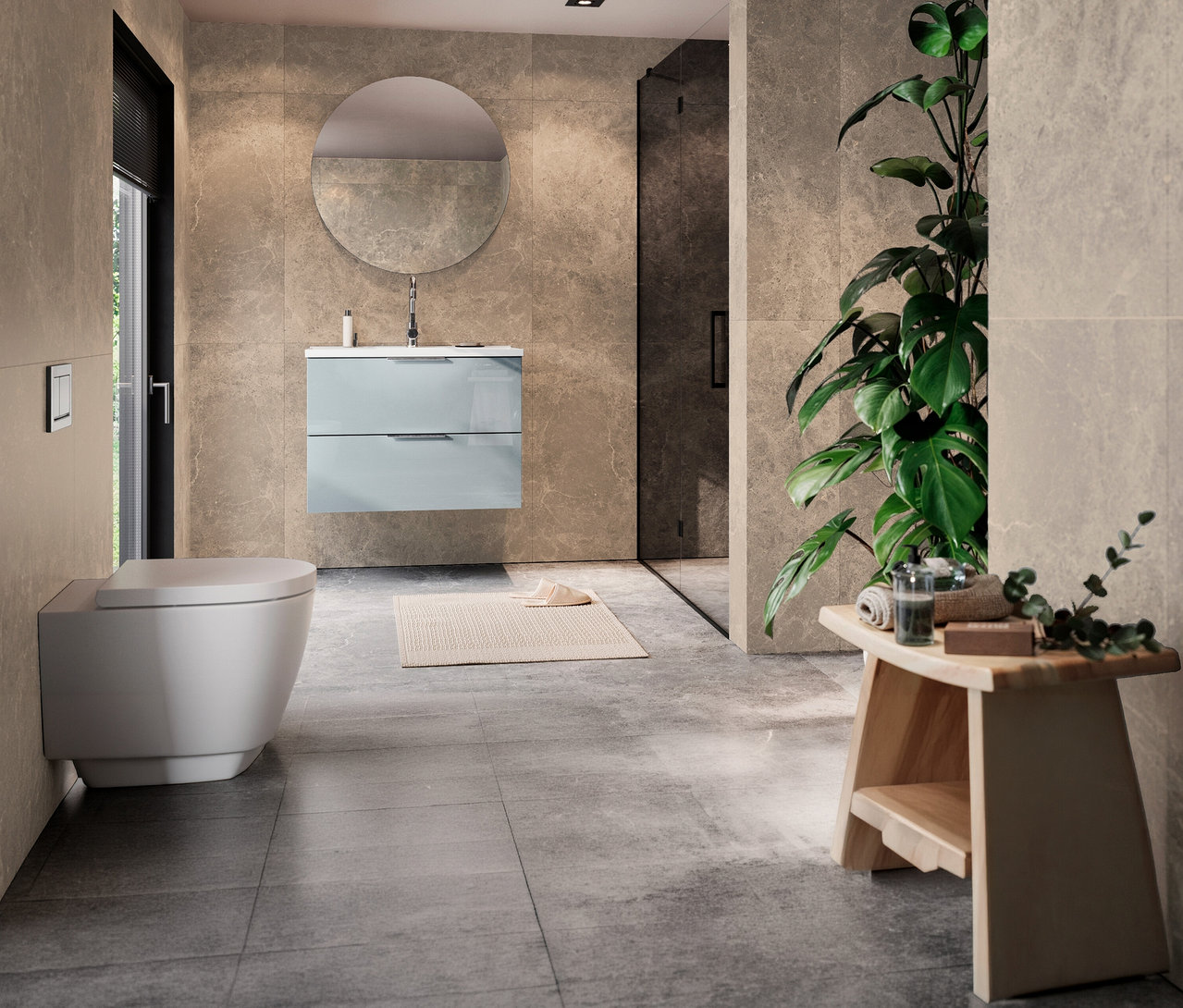 Modernes Badezimmer mit hellblauem Waschtisch »Celano« und Becken, rundem Spiegel, wandhängendem WC und einer großen Pflanze neben einer Holzhockerbank mit Handtüchern.