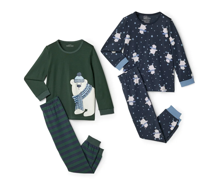 Zwei Kinder-Pyjama-Sets liegen flach auf weißem Hintergrund. Links ein dunkelgrünes Set mit einem großen Eisbären-Motiv auf dem Oberteil und gestreiften Hosen. Rechts ein dunkelblaues Set mit einem Allover-Muster aus kleinen Eisbären und Sternen.