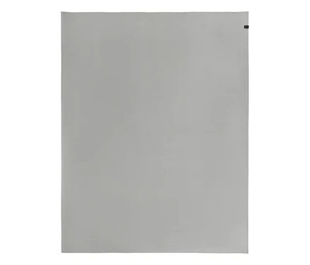 Graue, rechteckige Tischdecke der SCHÖNER WOHNEN-Kollektion mit kleinem schwarzem Etikett.