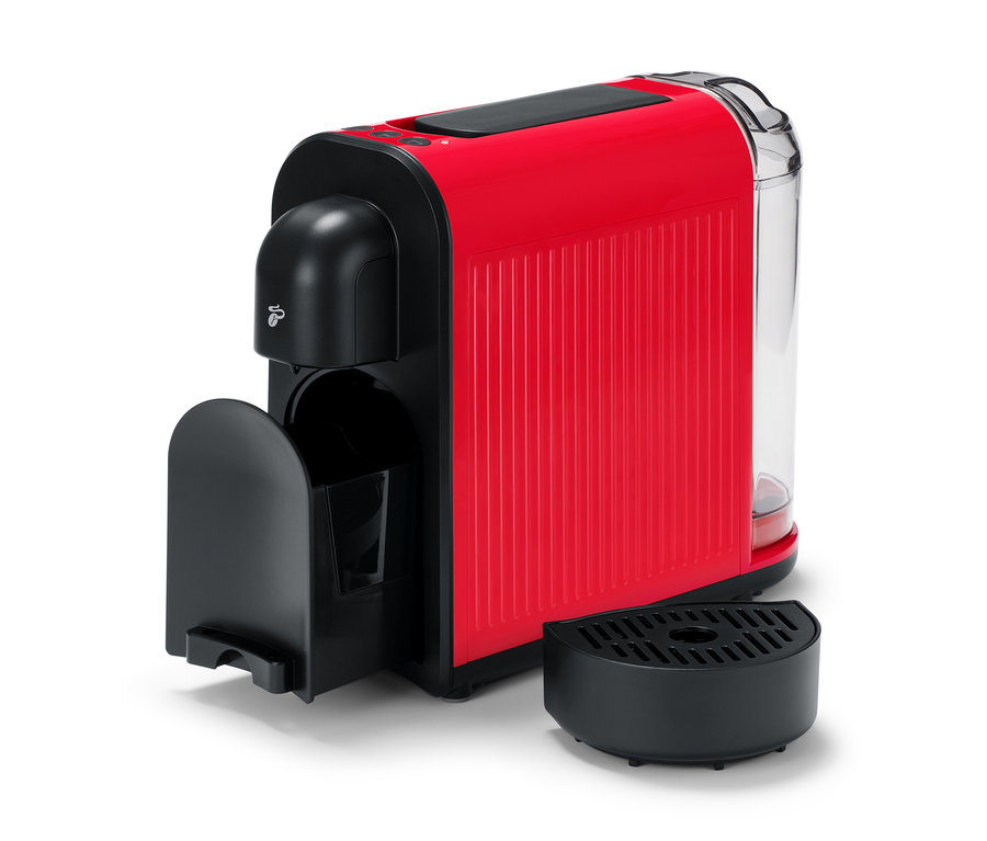 Die rote Cafissimo now red Kaffeemaschine mit abnehmbarem Abtropfbehälter steht auf einer weißen Oberfläche.