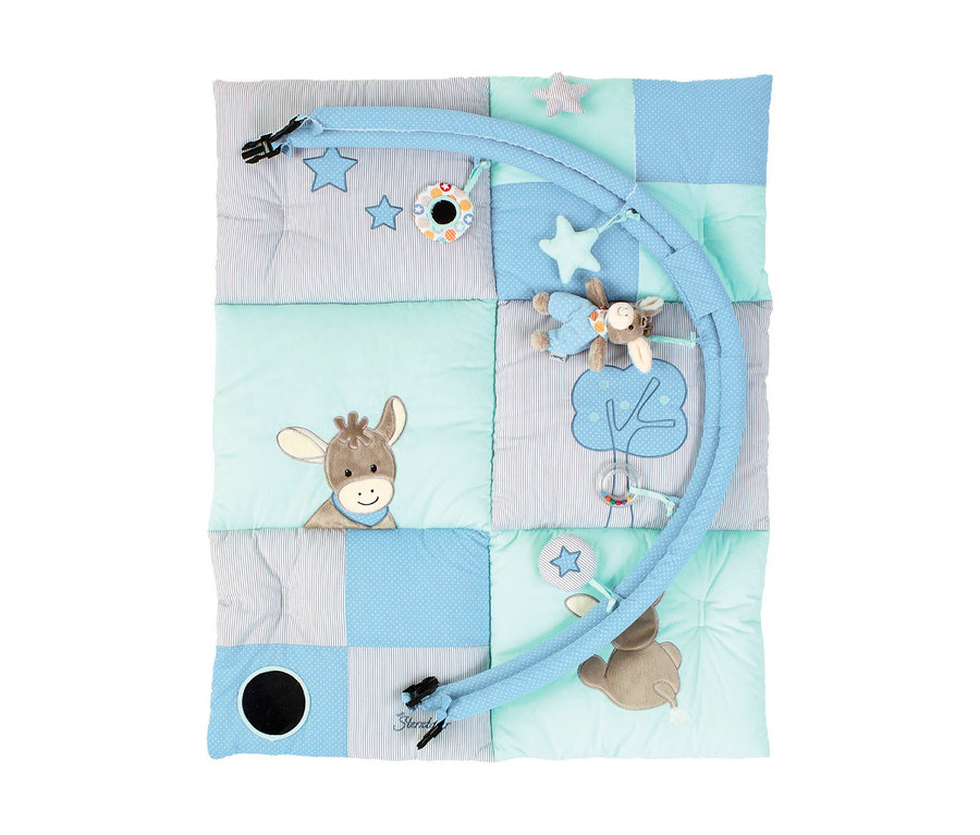 Gesteppte Baby-Spielmatte in Hellblau, Mintgrün und Grau, mit gestreiften, gepunkteten und einfarbigen Quadraten. Sie zeigt gestickte Eselköpfe, Sterne und eine Baumumrandung. Ein hellblauer Bogen mit Schnallen hält hängende Spielzeuge: einen Stoffesel, einen Stern, ein rundes Spielzeug und eine Rassel.