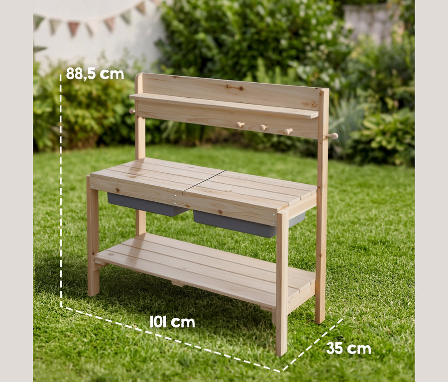 Helle Holz-Spielküche oder Werkbank mit Regalen, zwei grauen Behältern und Haken, auf grünem Rasen. Maße: 88,5 cm hoch, 101 cm breit, 35 cm tief.