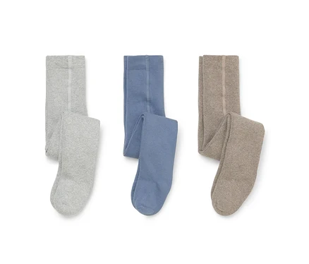 Drei Paar gefaltete Strumpfhosen liegen auf einem weißen Hintergrund: hellgrau, blau und beige.