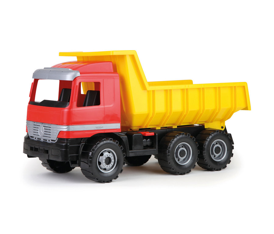 Roter und gelber Spielzeug-Muldenkipper GIGA TRUCKS Actros mit sechs Rädern auf weißem Hintergrund.