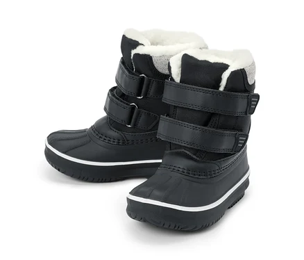 Zwei schwarze Kinder-Winterstiefel mit weißem Fellfutter, drei Klettverschlüssen und einer dicken schwarzen Sohle mit weißem Streifen.