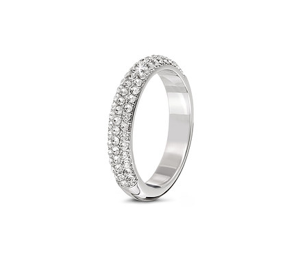 Nahaufnahme eines silberfarbenen Rings, der mit weißen Strasssteinen besetzt ist.