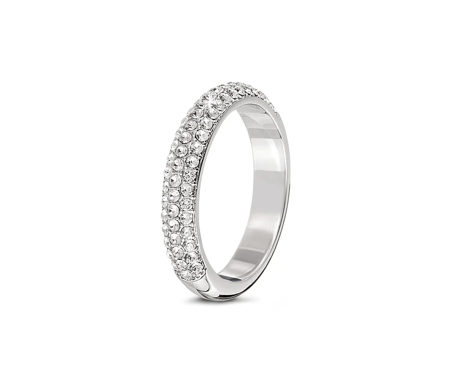 Nahaufnahme eines silberfarbenen Rings, der mit weißen Strasssteinen besetzt ist.