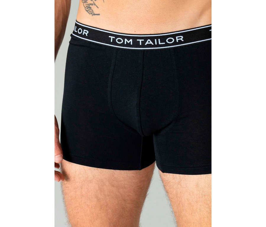Mann trägt schwarze Tom Tailor Slipboxer »Buffer« mit weißem Bund.