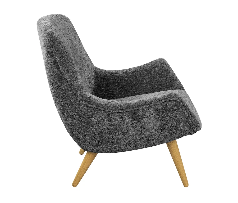 Moderner dunkelgrauer, strukturierter Polster-Lounge-Sessel mit geschwungenem Design und vier schrägen Holzbeinen.