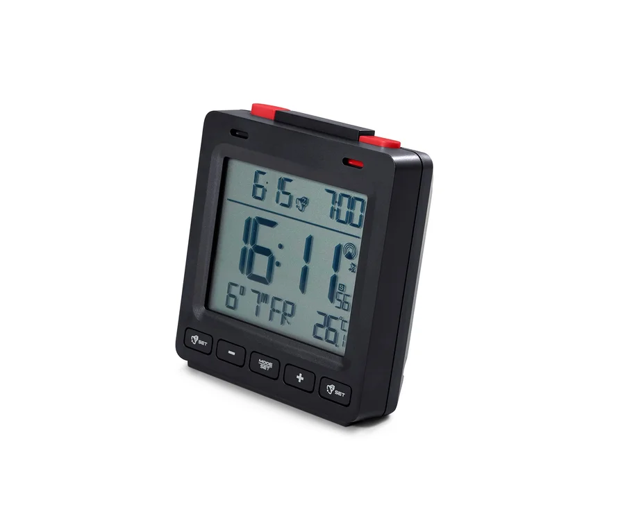 Ein schwarzer Digitaler Funkwecker zeigt die Zeit 16:11.