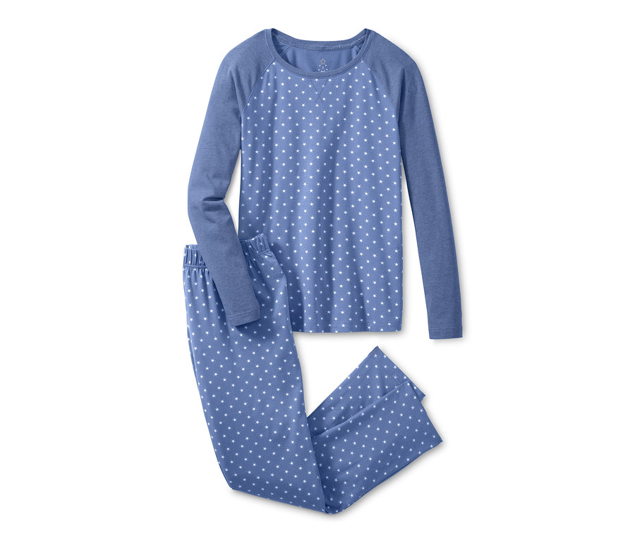 Blauer Pyjama mit weißen Punkten.