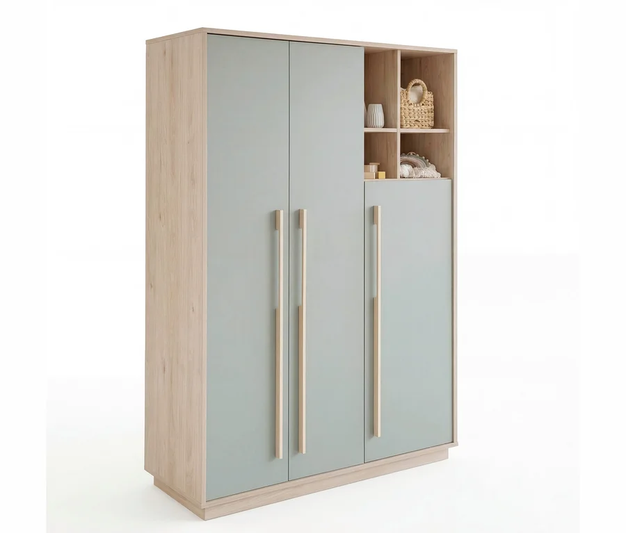 Dreitüriger Roba Kleiderschrank „Selva“ in Reed Green und Virginia Chestnut mit offenen Regalfächern, die mit Dekoartikeln und Spielzeug gefüllt sind.