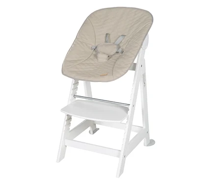 Ein weißer Kinderhochstuhl mit beiger Sitzfläche und einem grauen Sicherheitsgurt ist zu sehen.