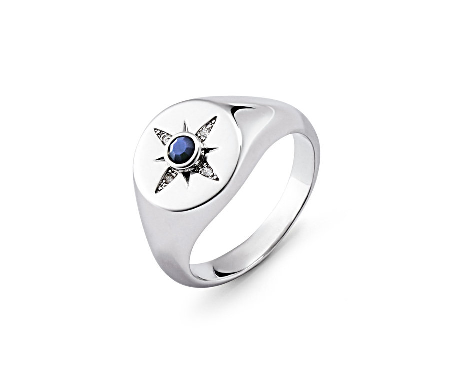 Detailansicht eines rhodinierten Rings »Windrose« mit Glaskristallen.