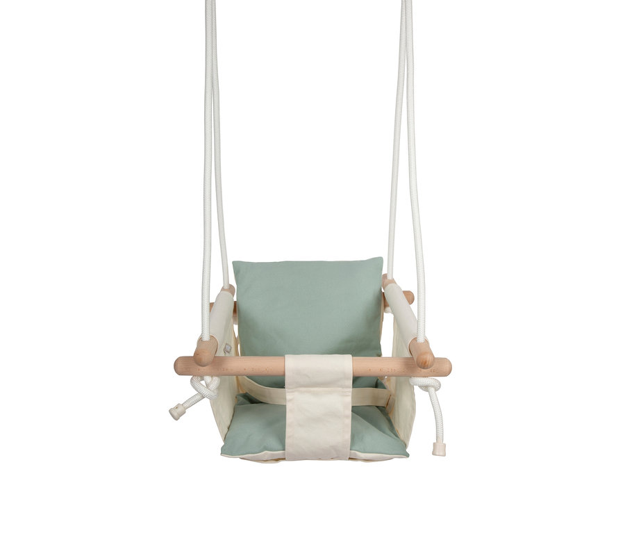 Helle Babyschaukel „small foot Komfort“ mit cremefarbenem Stoff, hellgrünen Kissen und Holzstangen, aufgehängt an weißen Seilen.