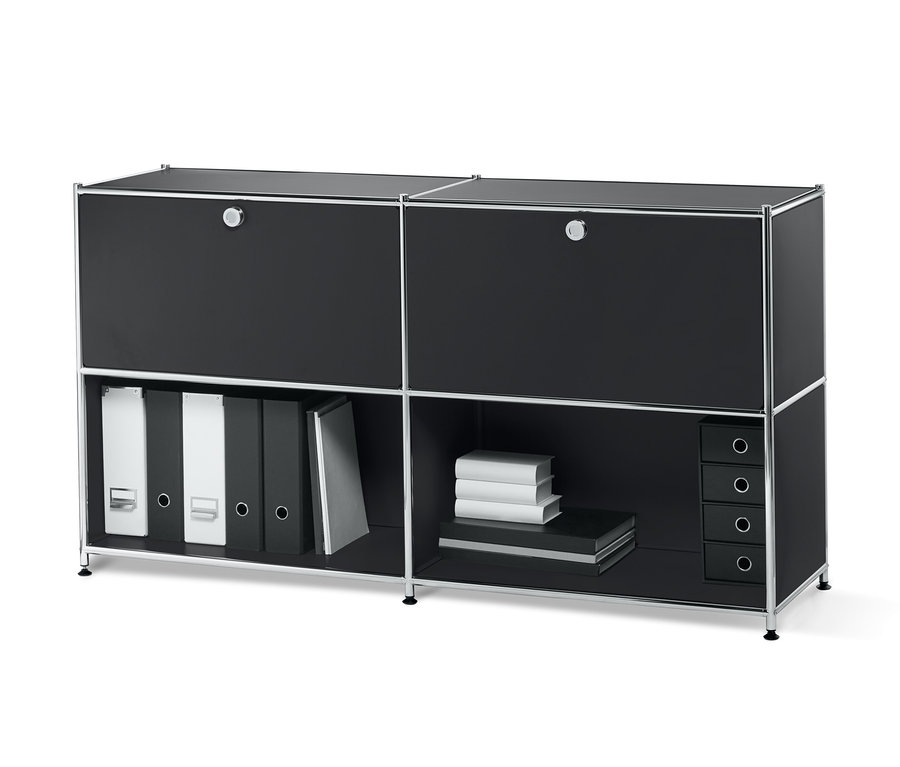 Schwarzes Metall-Sideboard mit 2 versetzbaren Klappenfächern, Regalen mit Ordnern und Büchern.